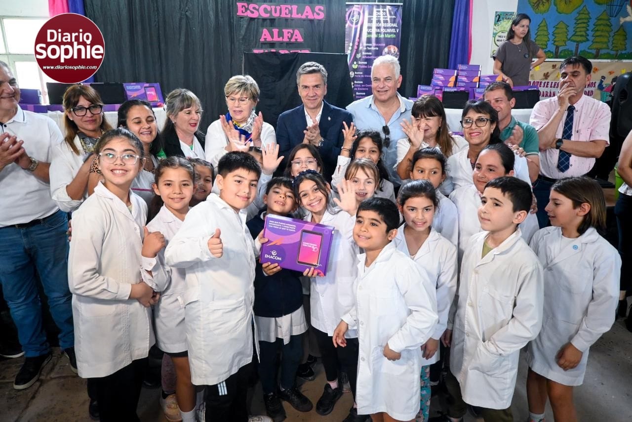 GRAL SAN MARTÍN: EL GOBERNADOR ZDERO ENTREGÓ TABLETS A ESCUELAS Y DESTACÓ EL COMPROMISO CON LA INCLUSIÓN Y LA CALIDAD EDUCATIVA.