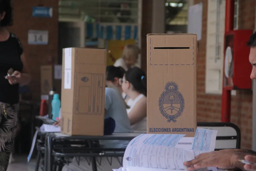 SOLO EL 57,5% DE LOS CHAQUEÑOS FUE A VOTAR: ES LA PARTICIPACIÓN MÁS BAJA DESDE 1983