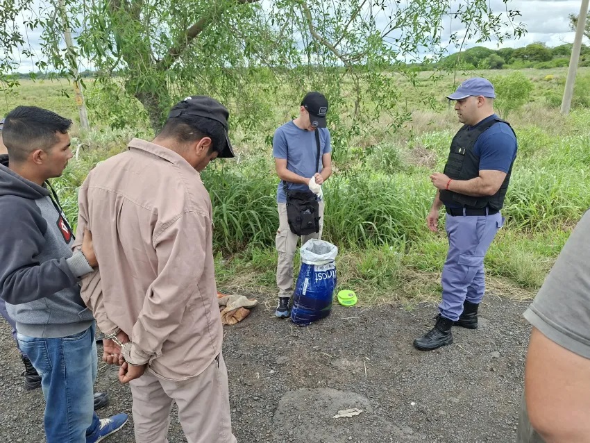 DETUVIERON A UN HOMBRE CON CINCO KILOS DE MARIHUANA CERCA DE UNA ESCUELA EN LA LEONES A LA POLICÍA FUE ALERTADA POR DOCENTES DE UN BULTA SOSPECHOSO.