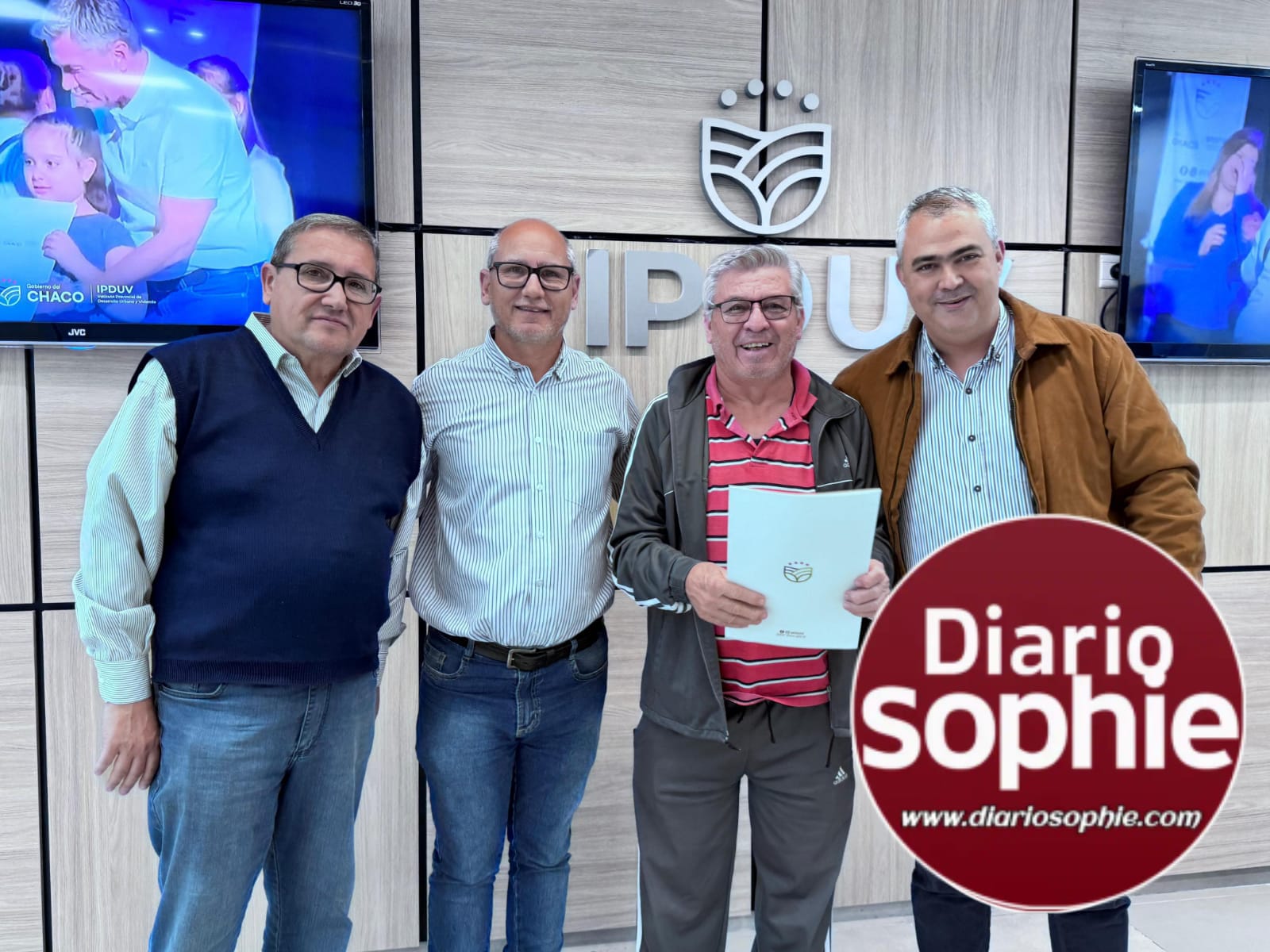 EL INSTITUTO DE VIVIENDA ENTREGÓ TÍTULOS DE PROPIEDAD A FAMILIAS QUE ESPERARON MÁS DE 40 AÑOS