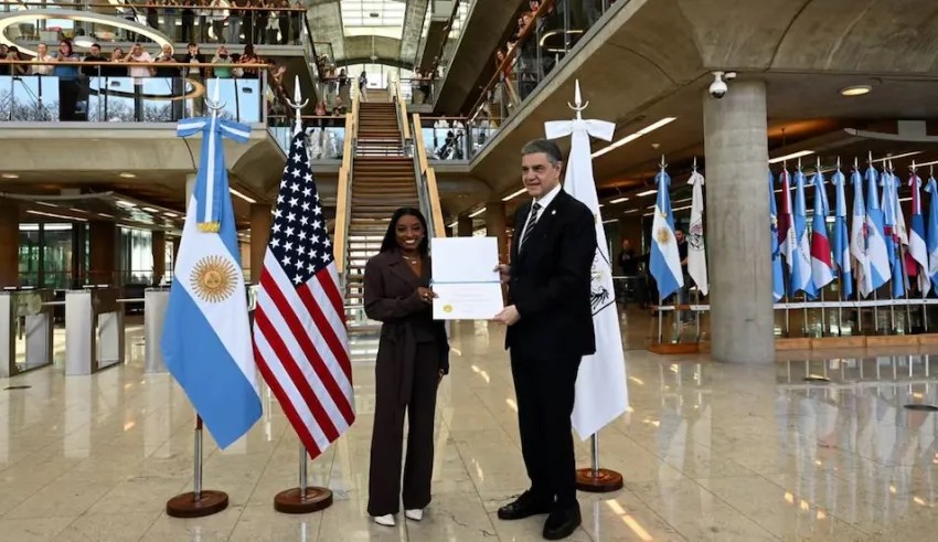 SIMONE BILES LLEGÓ A ARGENTINA Y FUE DISTINGUIDA COMO 