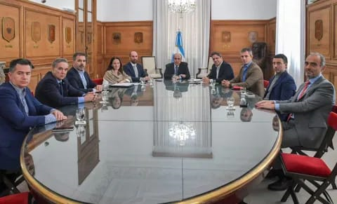 EL GOBIERNO NACIONAL BUSCA CONFORMAR UN INTERBLOQUE DE CONSENSO CON EL PRO, LA UCR Y BLOQUES FEDERALES TRAS LAS PRÓXIMAS ELECCIONES.