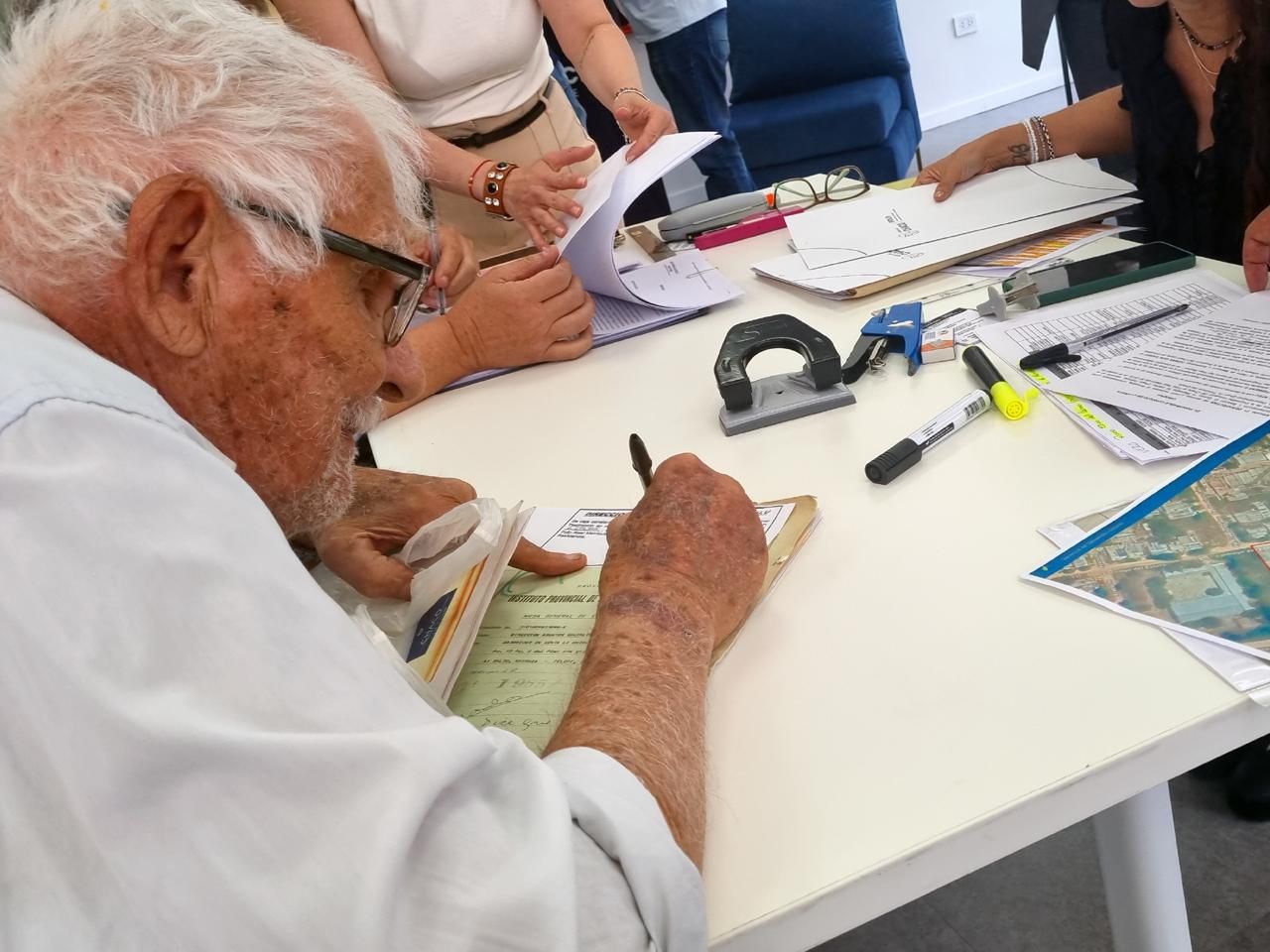 EL INSTITUTO DE VIVIENDA ENTREGÓ TÍTULOS DE PROPIEDAD A FAMILIAS DE CHARATA.