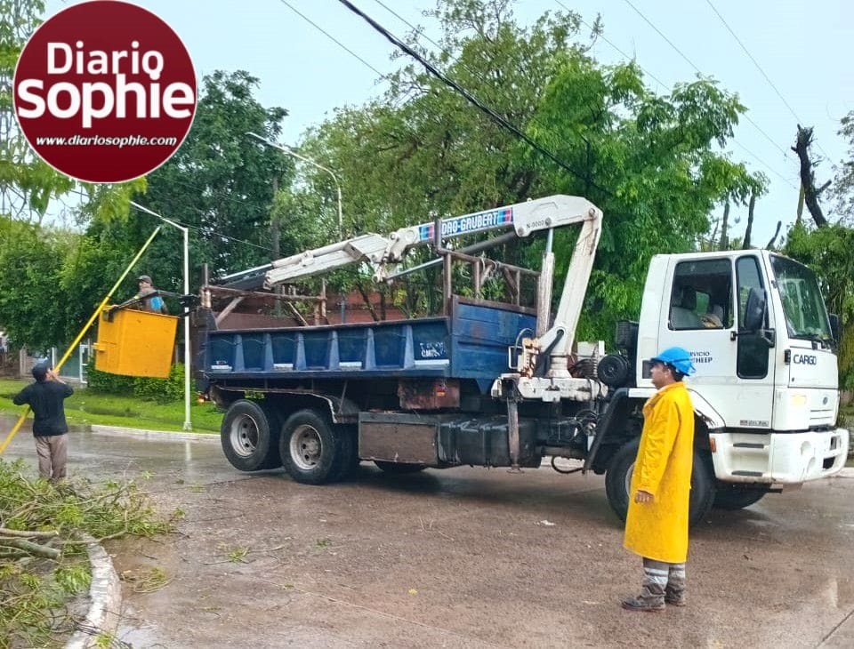 INTENSO TRABAJO DE SECHEEP PARA RESTABLECER EL SERVICIO ELÉCTRICO AFECTADO POR LA TORMENTA.