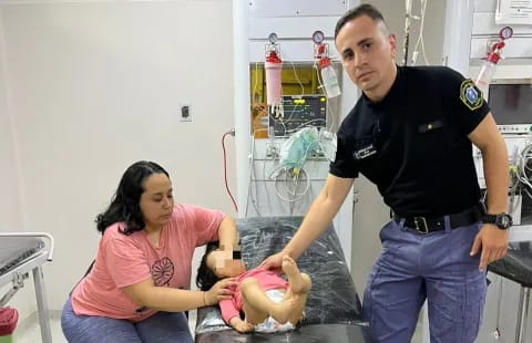 🚨 POLICÍAS REANIMARON A UNA BEBÉ QUE CONVULSIONABA Y LA TRASLADARON AL PEDIÁTRICO