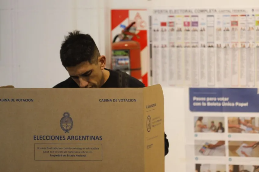 CERRARON LOS COMICIOS Y SE ABRE LA EXPECTATIVA: ¿QUIÉN SE LLEVA DOS BANCAS EN EL SENADO?