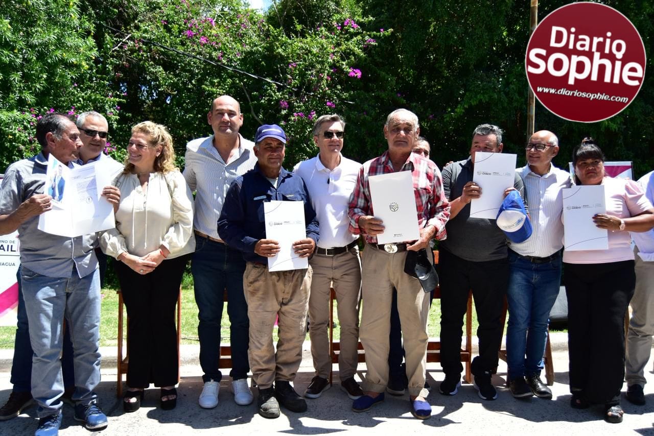 BASAIL: EL GOBERNADOR ZDERO ENTREGÓ UNA NUEVA AMBULANCIA Y ANTEOJOS, DEL PROGRAMA “VER PARA SER LIBRES”.