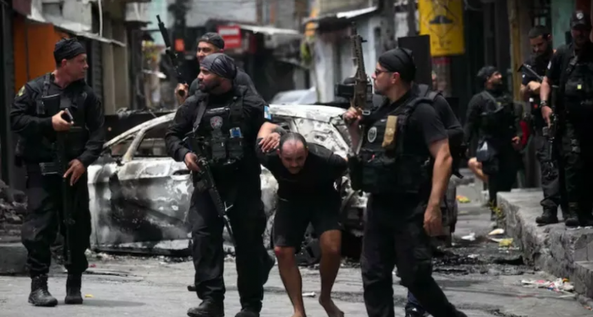 RÍO DE JANEIRO, BAJO FUEGO: 64 MUERTOS Y 81 DETENIDOS EN UN OPERATIVO SIN PRECEDENTES