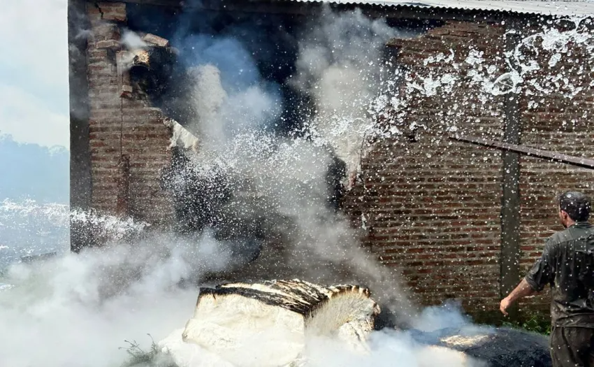 UN INCENDIO DESTRUYÓ UN GALPÓN CON FARDOS DE ALGODÓN Y MAQUINARIA EN MACHAGAI