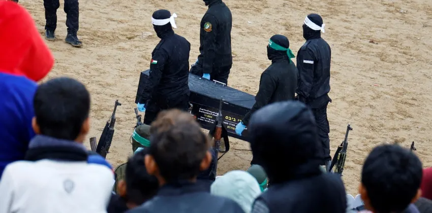 HAMAS ENTREGÓ OTROS TRES CUERPOS DE REHENES ISRAELÍES A LA CRUZ ROJA