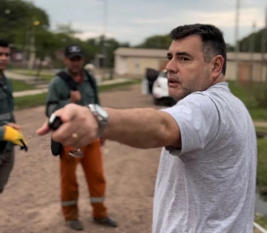 LIMPIEZA DE DESAGÜES: RETIRARON GRAN CANTIDAD DE BOTELLAS Y BOLSAS DE PLÁSTICO EN RESISTENCIA
