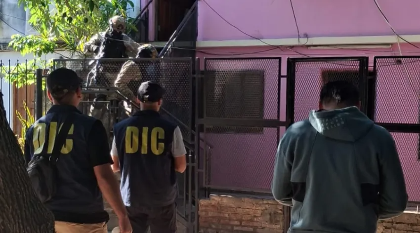 ALLANARON DOS CASAS POR LA BALACERA EN EL BARRIO GÜIRALDES: INCAUTARON CARTUCHOS Y CELULARES