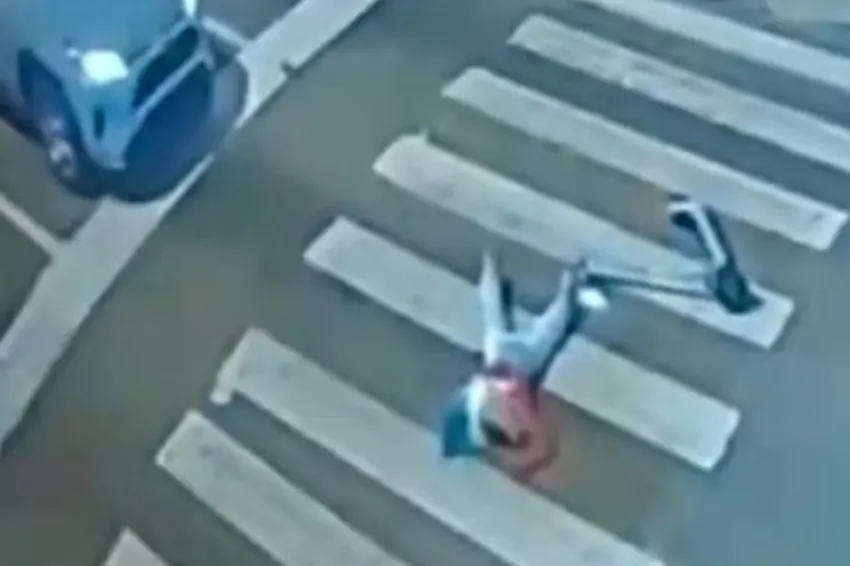 UNA JOVEN CAYÓ DE UN MONOPATÍN ELÉCTRICO Y UN AUTO LA ATROPELLÓ EN UN SEMÁFORO