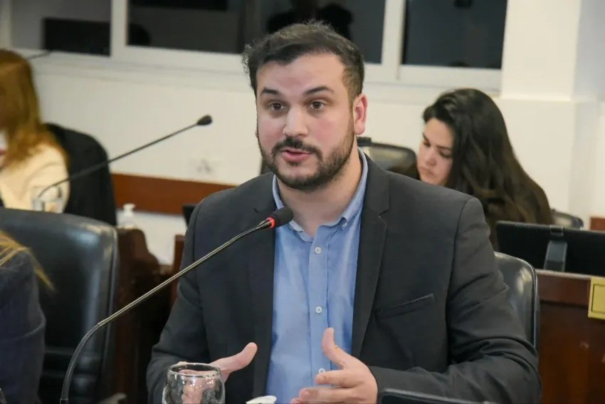 GYOKER CRUZÓ A CAVANA: 