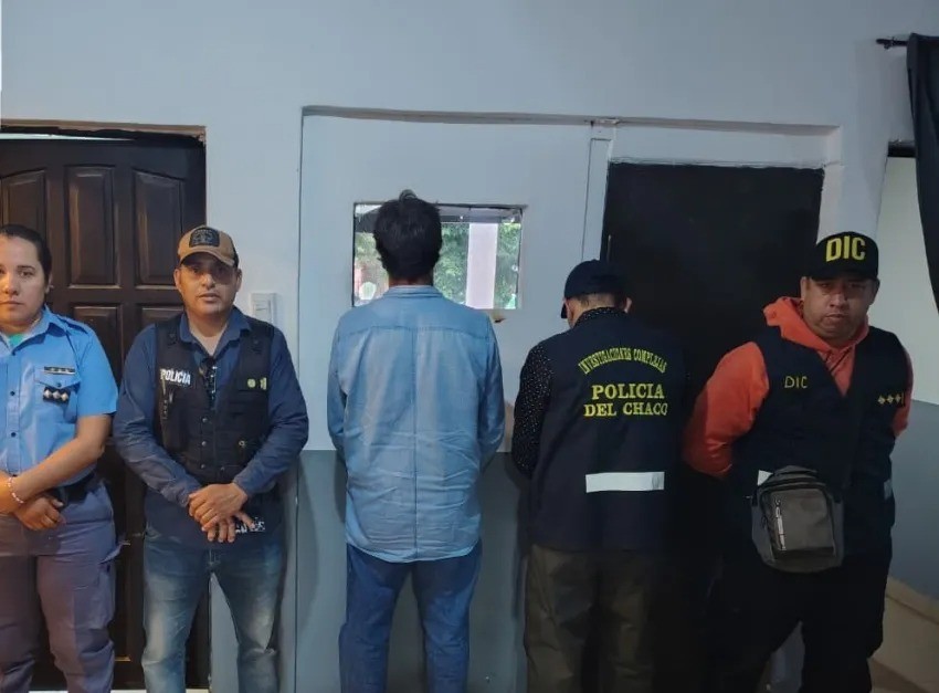 ARMAS, ROPA CON PRESUNTAS MANCHAS DE SANGRE Y UN DETENIDO EN ALLANAMIENTO POR CRIMEN EN NAPENAY