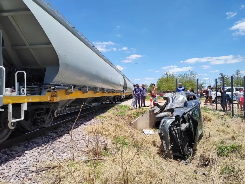 TREN COLISIONÓ UN AUTOMÓVIL EN HERMOSO CAMPO: EL VEHÍCULO QUEDÓ COMPLETAMENTE DESTRUIDO