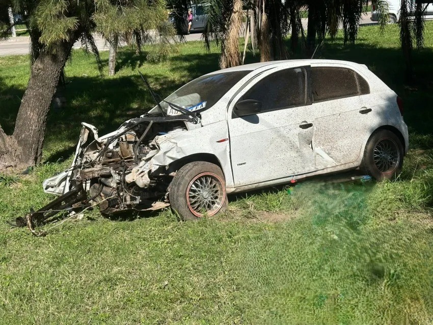ACCIDENTE EN LA RUTA 95: UN AUTOMÓVIL PERDIÓ EL CONTROL Y CHOCÓ CONTRA UNA COLUMNA Y UN ÁRBOL