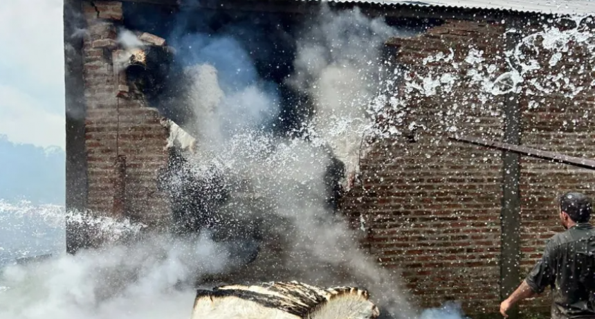 UN INCENDIO DESTRUYÓ UN GALPÓN CON FARDOS DE ALGODÓN Y MAQUINARIA EN MACHAGAI