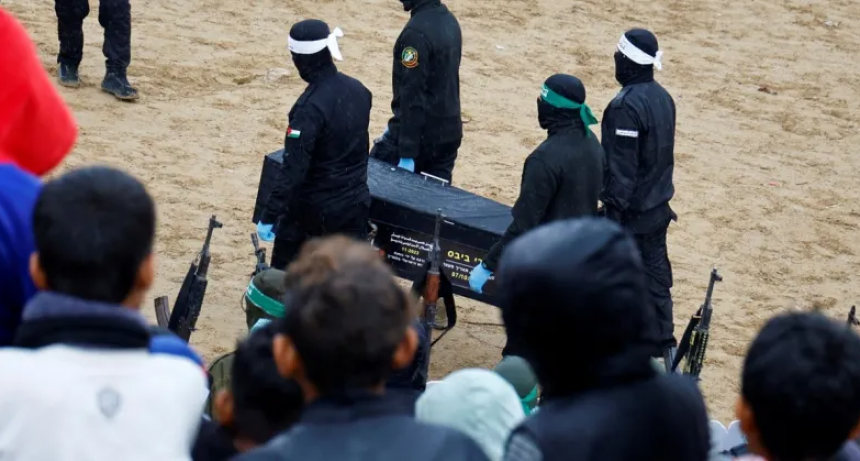 HAMAS ENTREGÓ OTROS TRES CUERPOS DE REHENES ISRAELÍES A LA CRUZ ROJA