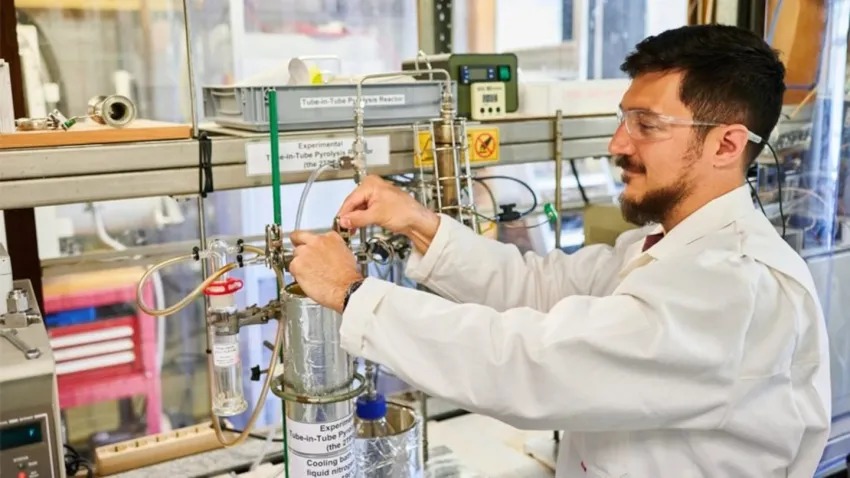 UN CIENTÍFICO DEL CONICET INVENTÓ UN REACTOR PARA CONVERTIR YERBA USADA EN COMBUSTIBLE