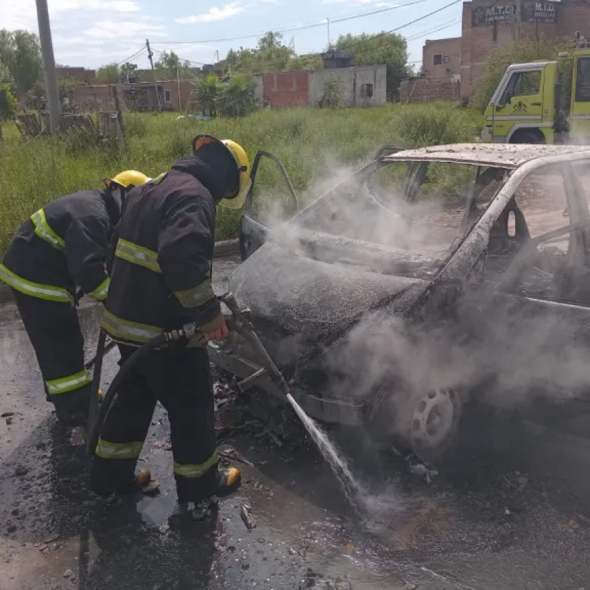 ARRANCÓ EL AUTO Y SE DESATARON LAS LLAMAS: DEBIERON INTERVENIR LOS BOMBEROS