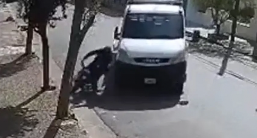 UN CAMIONERO ATROPELLÓ Y MATÓ A UN MOTOCICLISTA TRAS UNA FUERTE DISCUSIÓN EN AZUL