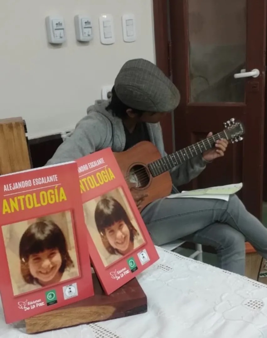 UN ESCRITOR CHAQUEÑO LLEVÓ LAS VOCES DEL BARRIO A SU PRIMER LIBRO 