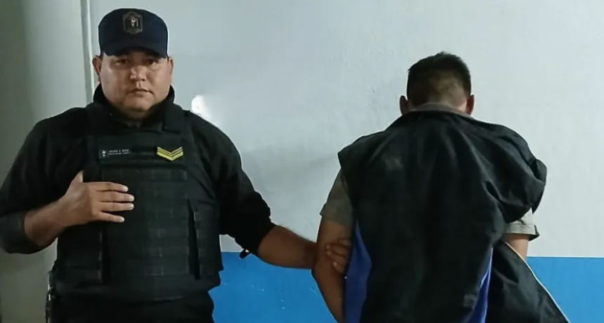 QUEDÓ DETENIDO TRAS ATACAR A SU PADRE CON UN CINTO Y A SU VECINO CON UN MACHETE