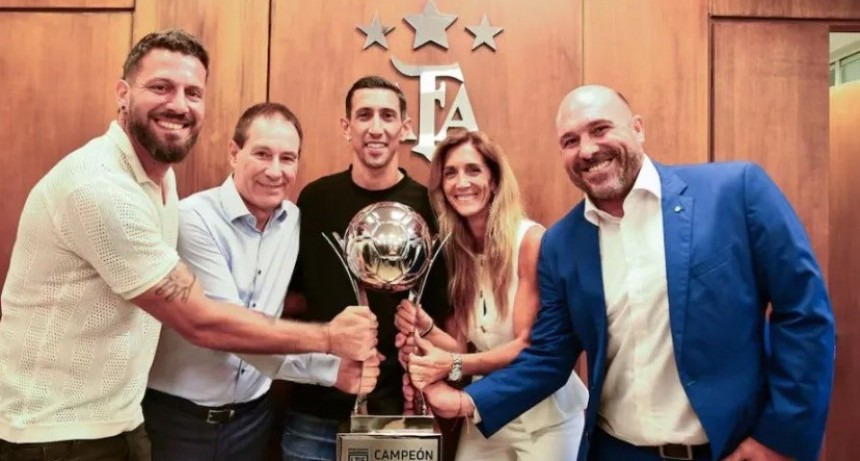 ROSARIO CENTRAL RECIBIÓ EL TROFEO AL CAMPEÓN DE LIGA TRAS LIDERAR TODA LA TEMPORADA