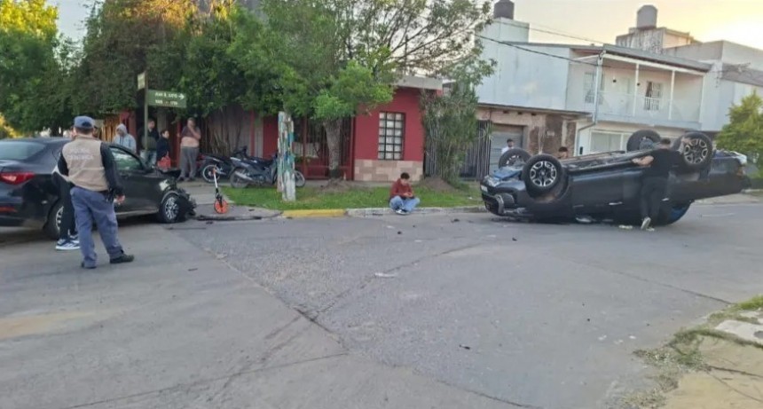 CUATRO PERSONAS DE UNA FAMILIA HERIDAS AL VOLCAR SU CAMIONETA TRAS UN CHOQUE EN RESISTENCIA