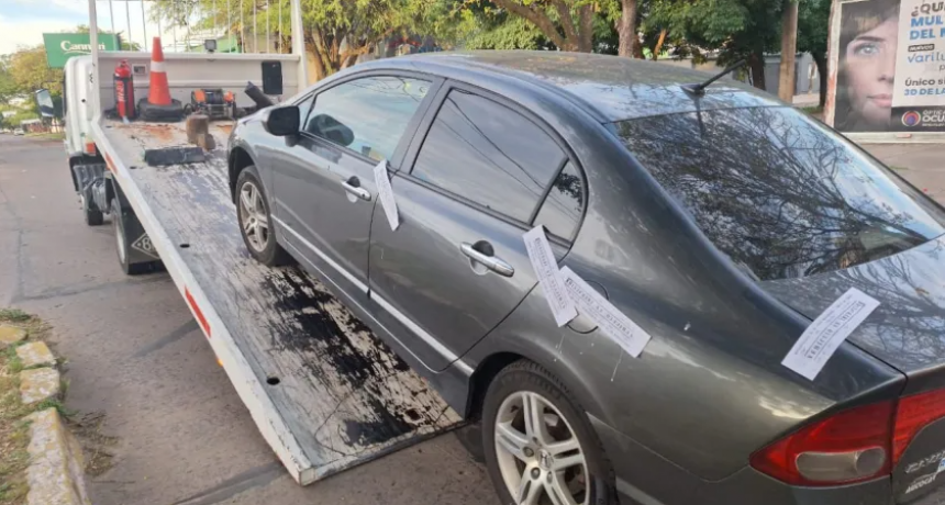 CONDUCTOR SE QUEDÓ DORMIDO EN PLENA CALLE: TENÍA 1,93 DE ALCOHOLEMIA Y EL AUTO SIN SEGURO