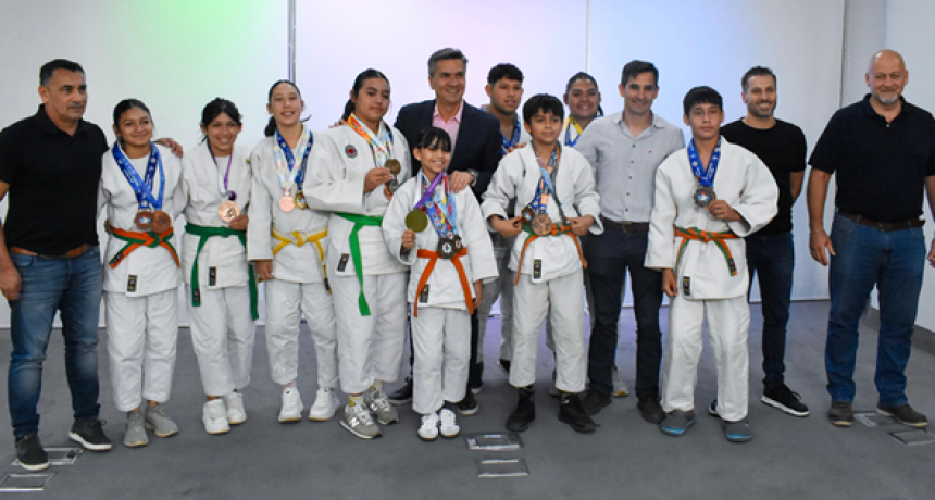 EL DEPORTE COMO EJEMPLO: EL GOBERNADOR ZDERO RECONOCIÓ EL DESEMPEÑO DE JÓVENES CHAQUEÑOS